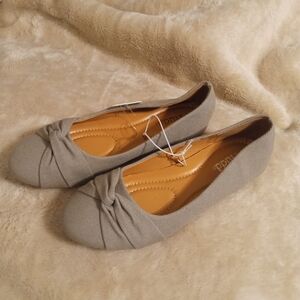 Mudd Gray Ballet Flats with Knotted Detail Size 4
